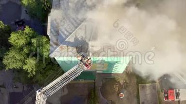 楼梯上的<strong>消防</strong>员扑灭了一栋住宅高层<strong>建筑</strong>屋顶上的火灾。 顶部视图